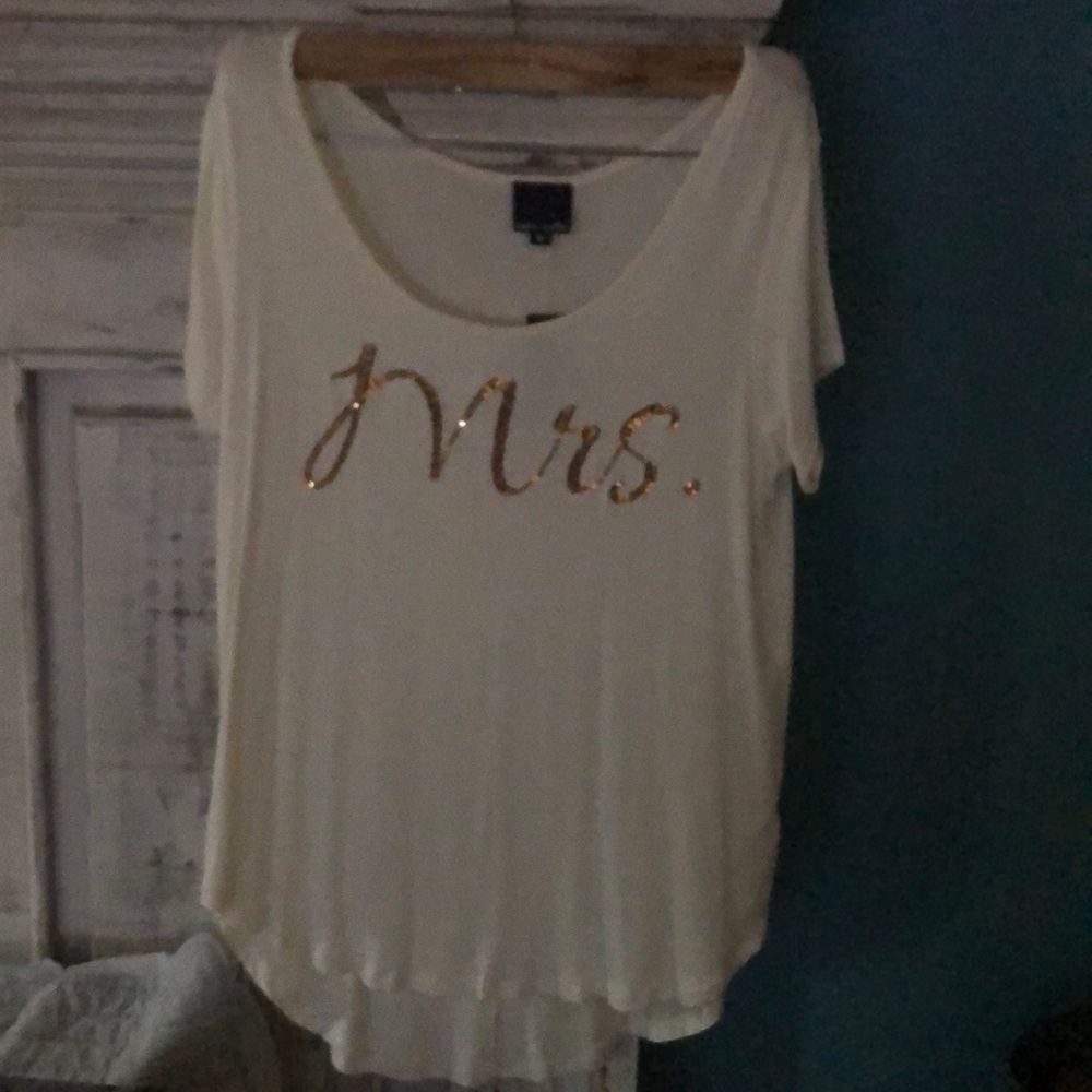 “Mrs” 👰🏻 shirt in rose gold,never worn